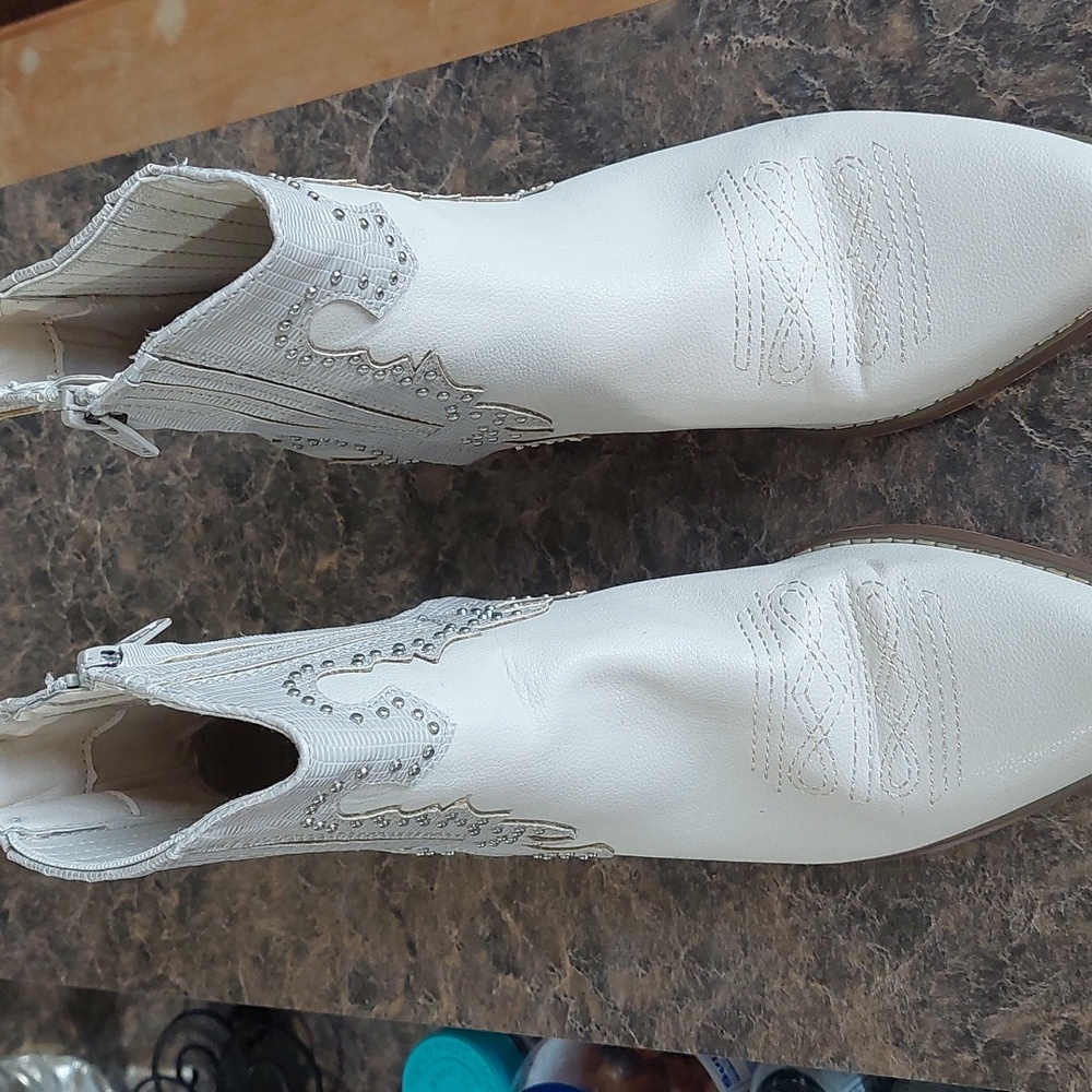 White Ankle zip-up boots